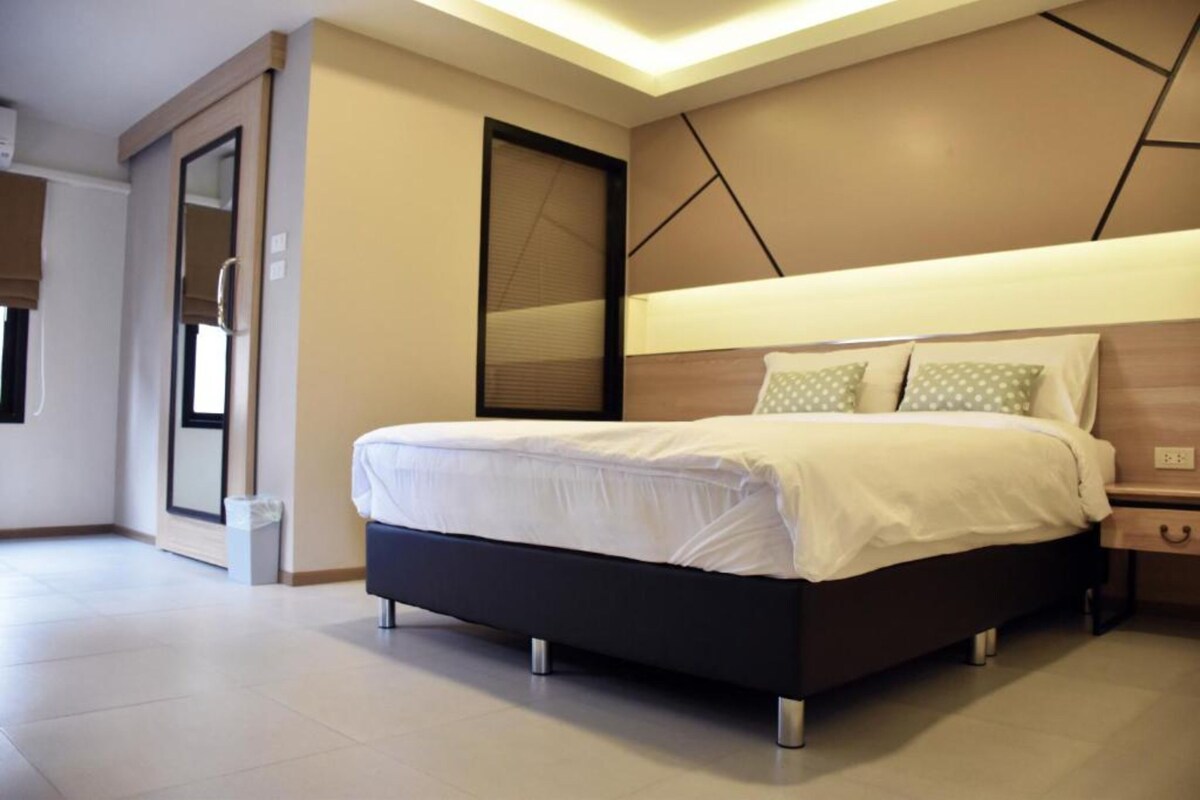 Rollaway beds (surcharge), WiFi (free), bed sheets