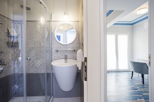 Suite Deluxe, 2 habitaciones, balcón, vistas al jardín | Baño | Ducha, artículos de higiene personal gratuitos y secador de pelo