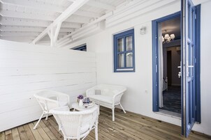 Deluxe dubbelrum - uteplats | Minibar, värdeförvaringsskåp på rummet, skrivbord och gratis wi-fi