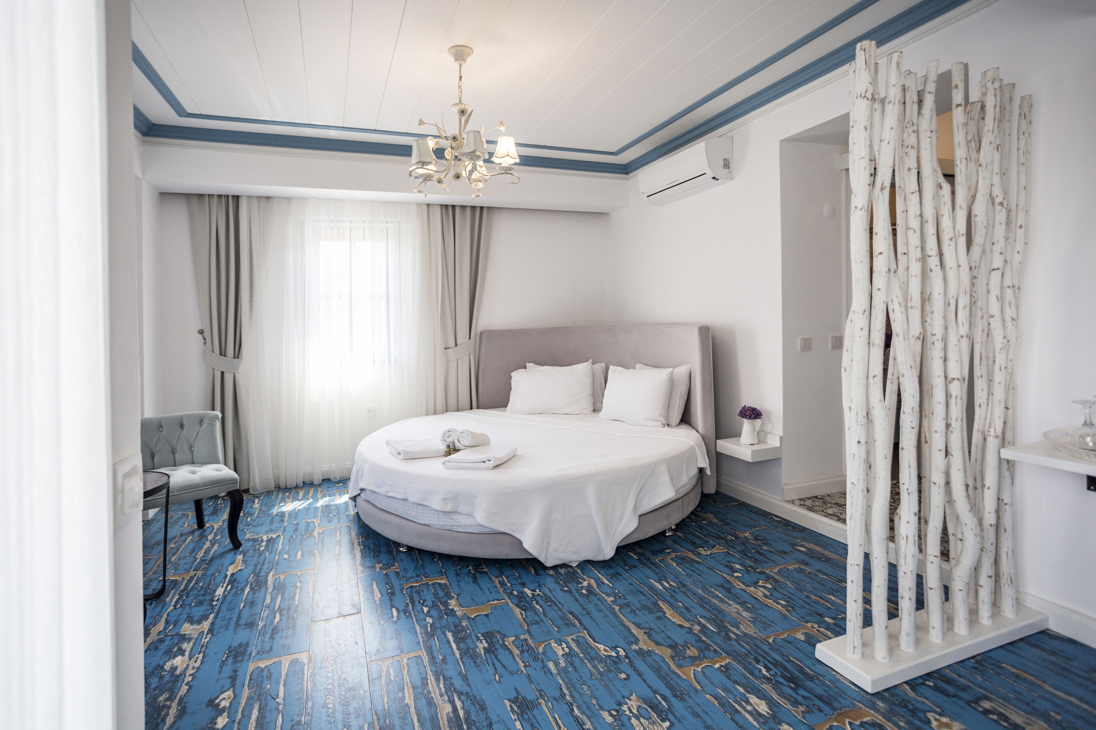Deluxe tweepersoonskamer, balkon, gedeeltelijk uitzicht op zee | Een minibar, een kluis op de kamer, een bureau, gratis wifi
