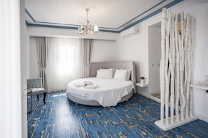 Habitación Deluxe doble, balcón, vistas parciales al mar | Minibar, caja fuerte, escritorio y wifi gratis