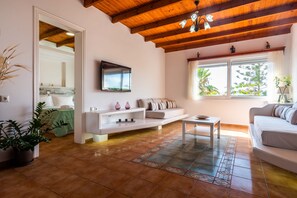 Basic Suite, Multiple Bedrooms, Kitchen, Sea Facing | Living room