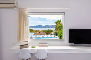 Deluxe Studio, 1 Double Bed | Television - Orizontes Studios (Milos)