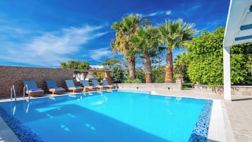 Piscine extérieure, chaises longues