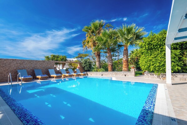 Outdoor pool, open 8:00 AM to 8:00 PM, pool loungers - Orizontes Studios (Milos)