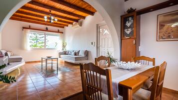 Suíte básica, vários quartos, cozinha, de frente para o mar | Cofres nos quartos, individualmente decorados