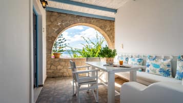 Suite – basic, flere soverom, kjøkken, sjøvendt | Terrasse/patio