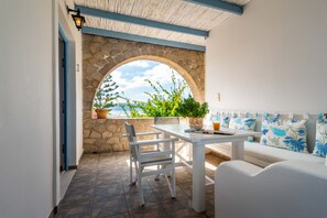 Suite, plusieurs chambres, cuisine, vue mer | Terrasse/Patio