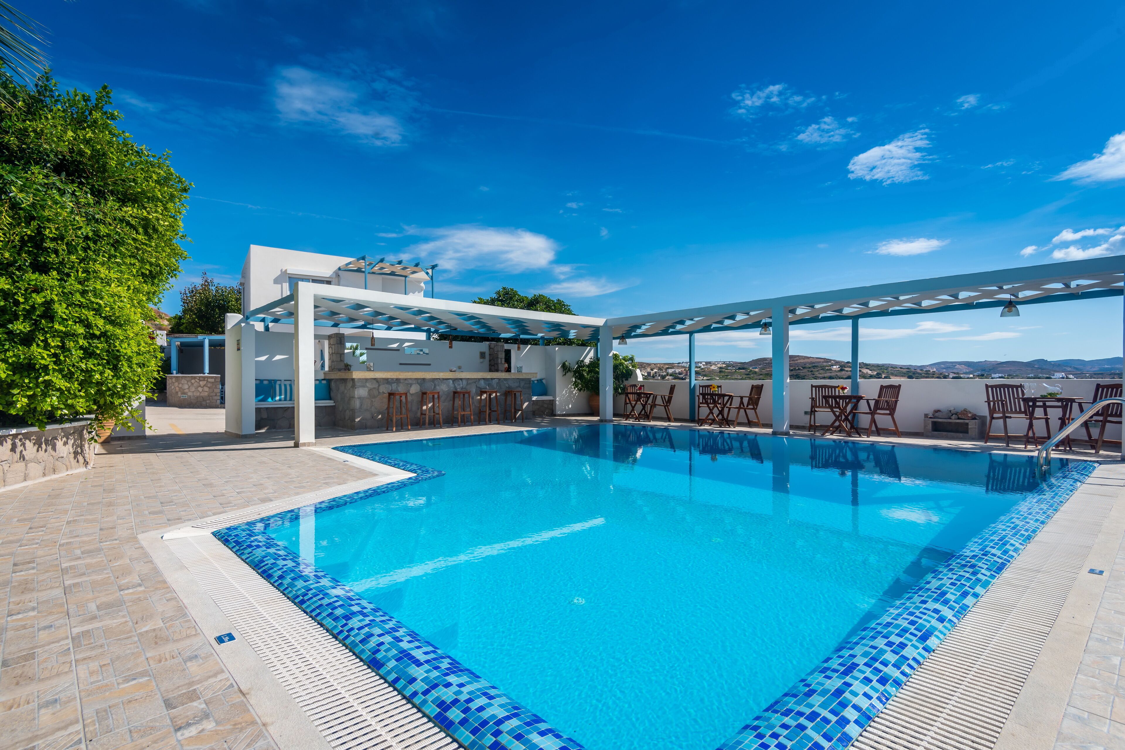 Piscina externa, funciona das 8h às 20h, espreguiçadeiras