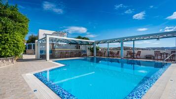 Piscina externa, funciona das 8h às 20h, espreguiçadeiras