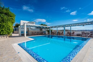 Outdoor pool, open 8:00 AM to 8:00 PM, sun loungers - Orizontes Studios (Milos)