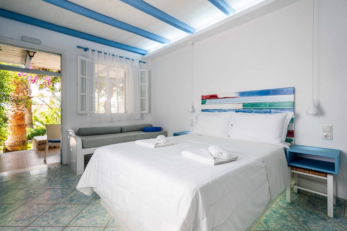 Luxury Studio, 1 Double Bed with Sofa bed, Kitchenette, Ground Floor | In-room safe, laptop workspace, blackout drapes
