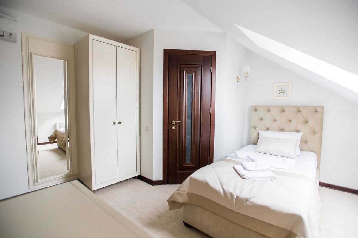 Standard Single Room | In-room safe, soundproofing, WiFi (free)