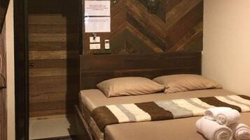 Habitación doble, 1 habitación, baño compartido, vista a la ciudad | Wifi gratis