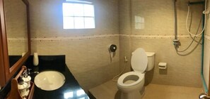 Tweepersoonskamer, 1 slaapkamer, privébadkamer | Badkamer | Een douche, handdoeken