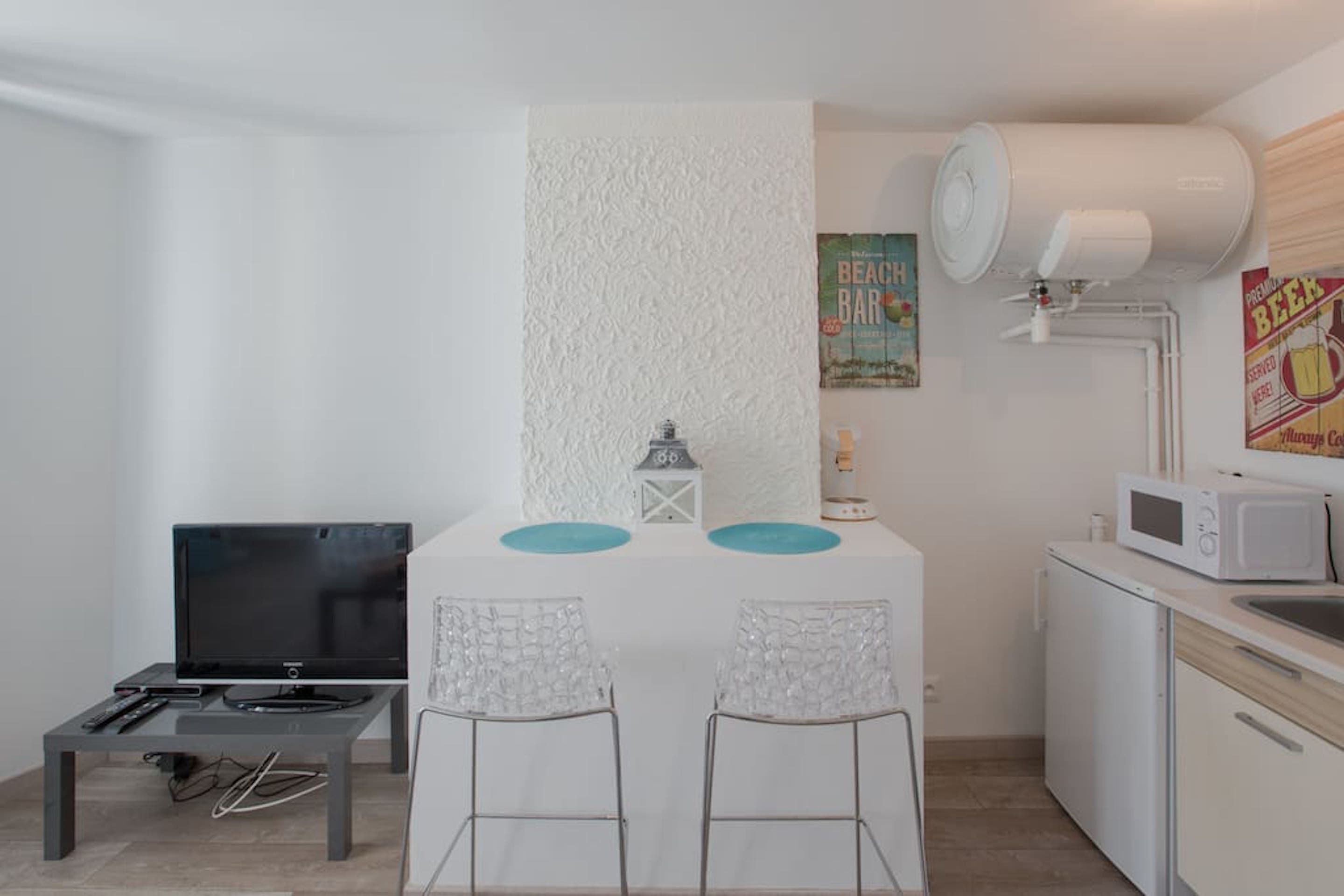 Studio Ottawa | Living area | 32-inch flat-screen TV with cable channels, TV, Netflix