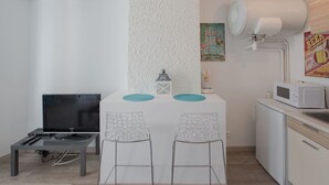 Studio Ottawa | Living area | 32-inch flat-screen TV with cable channels, TV, Netflix - Metz Attitude (Metz)