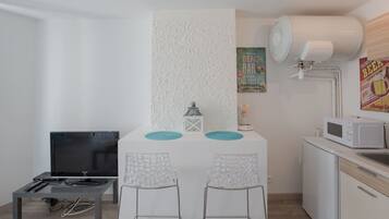 Studio Ottawa | Living area | 32-inch flat-screen TV with cable channels, TV, Netflix