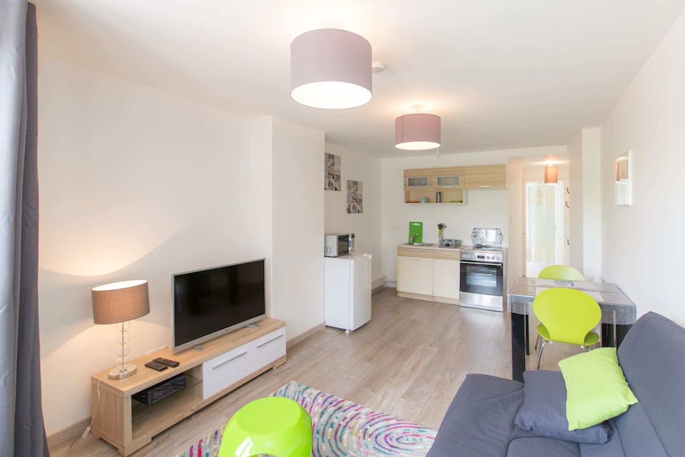 Studio Montréal | Living area | 32-inch flat-screen TV with cable channels, TV, Netflix