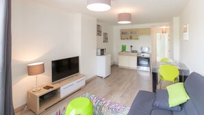 Studio Montréal | Living area | 32-inch flat-screen TV with cable channels, TV, Netflix - Metz Attitude (Metz)