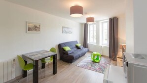 Memory foam beds, blackout drapes, iron/ironing board, WiFi (free) - Metz Attitude (Metz)