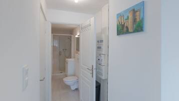 Studio Ottawa | Bathroom | Shower, rainfall showerhead, free toiletries, hair dryer
