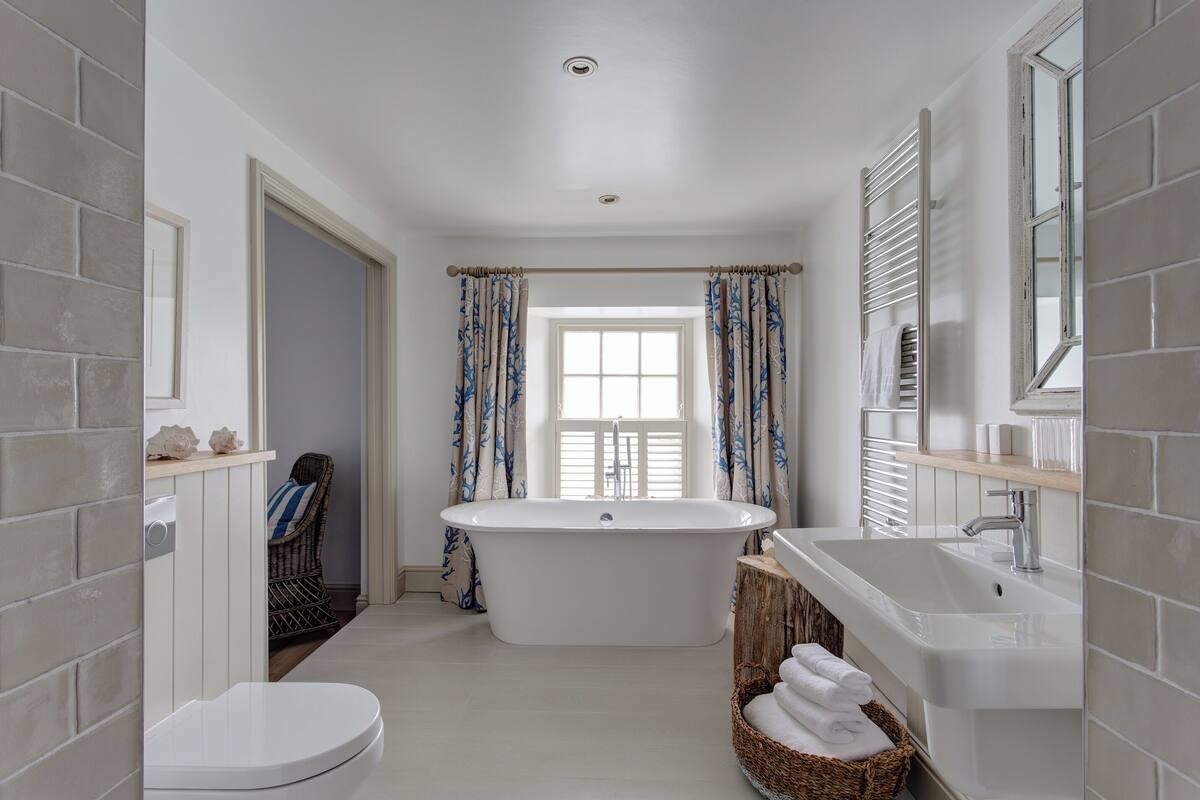 grand room, sea view (grand sea view) | bathroom | slippers, towels