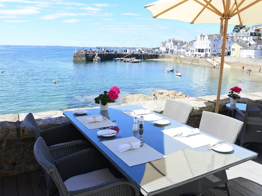 Breakfast, lunch, dinner served; local cuisine