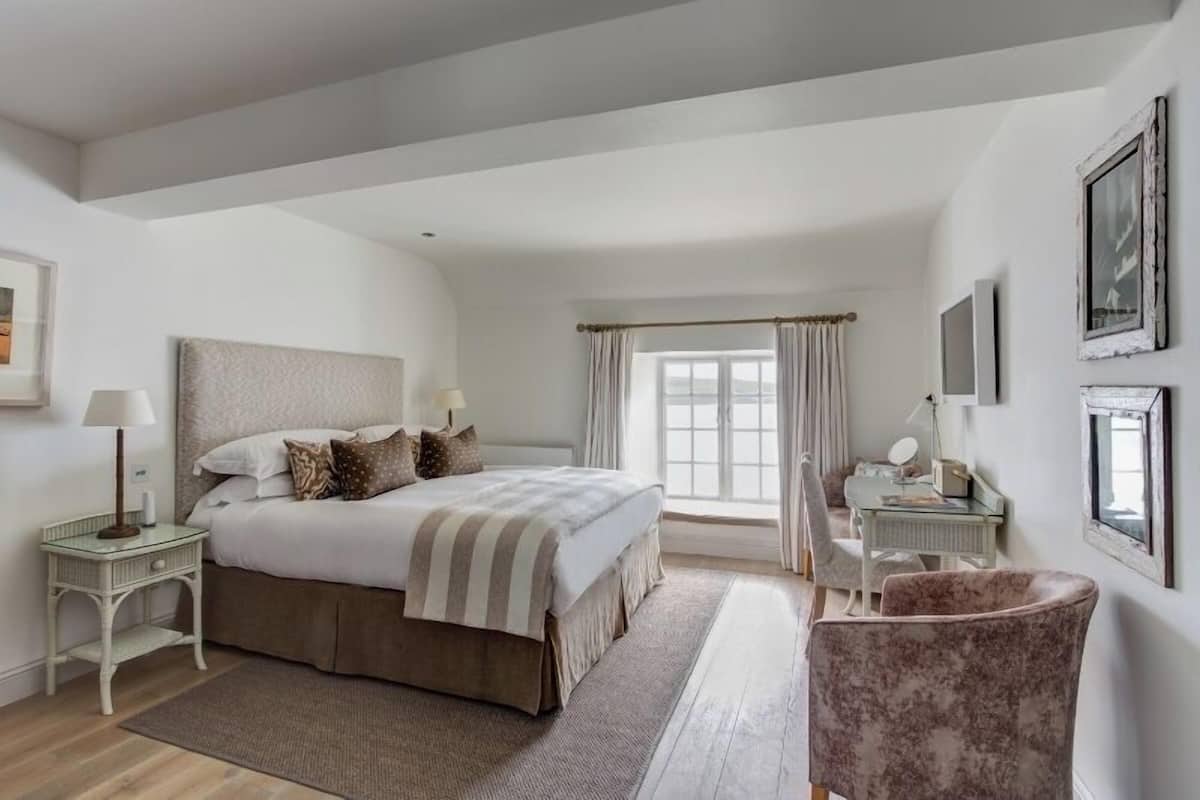 Deluxe Room, Harbour View (Harbour View) | Hypo-allergenic bedding, minibar, desk, soundproofing