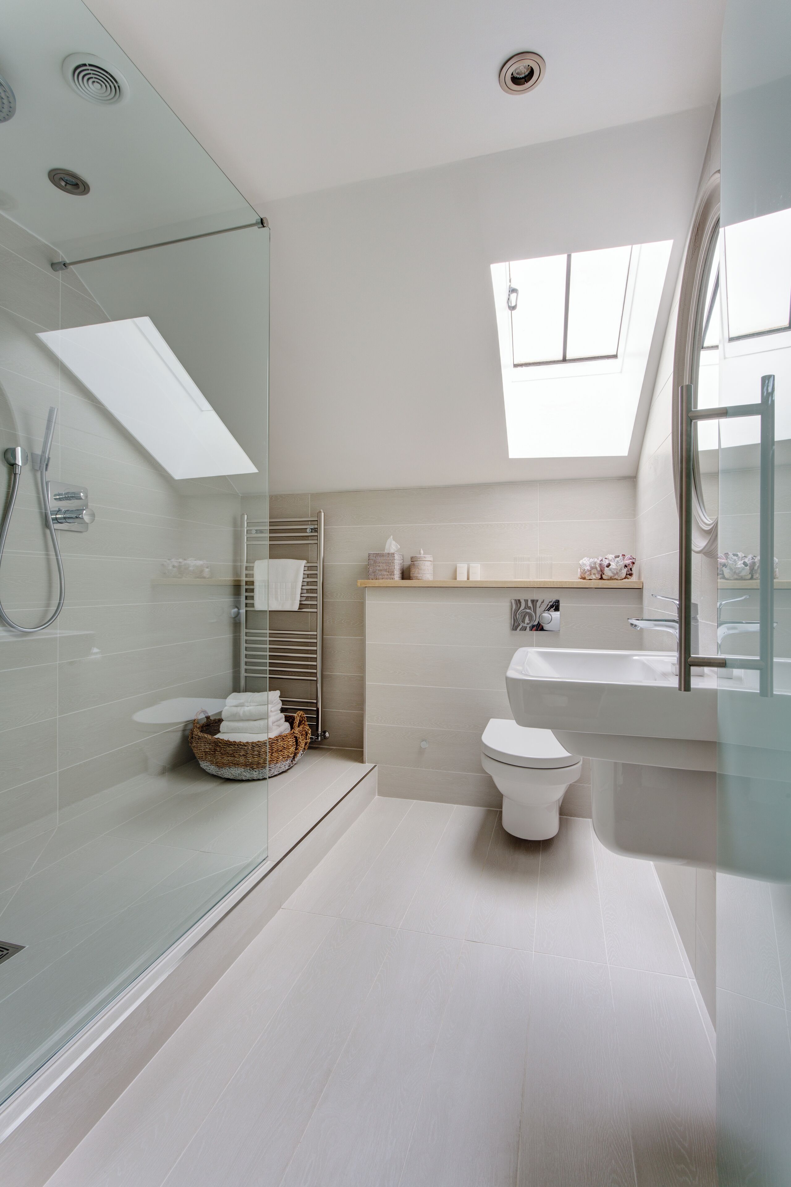 seaview cosy | bathroom | slippers, towels