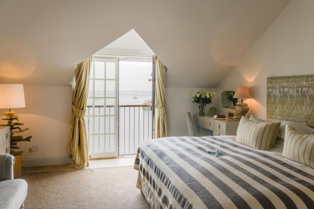 superior room, sea view (seaview room) | 1 bedroom, hypo-allergenic bedding, minibar, individually decorated