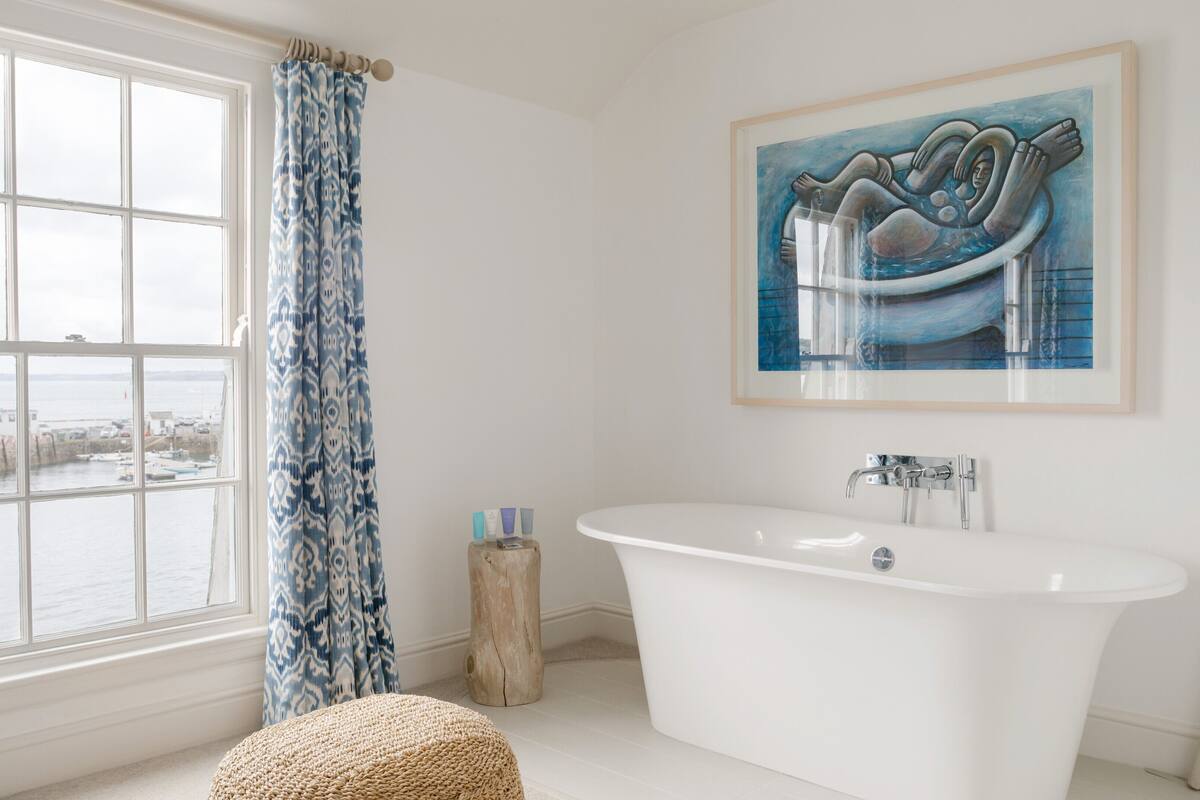 grand room, sea view (grand sea view) | bathroom | slippers, towels