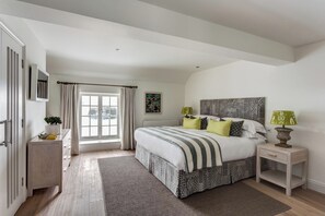 Deluxe Room, Harbor View (Harbour View) | Hypo-allergenic bedding, minibar, individually decorated, desk - The Idle Rocks (Truro)