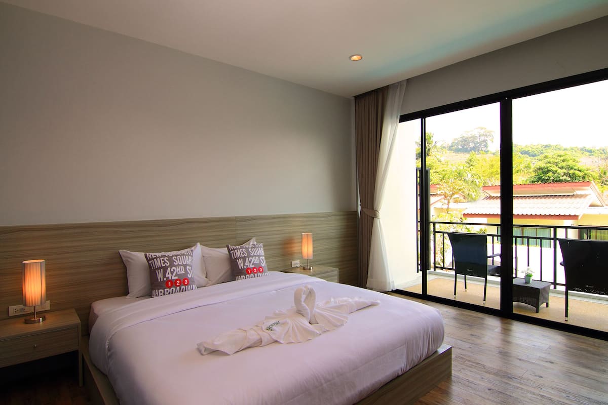 Superior Pool View with King Bed | Zimmersafe, Schreibtisch, laptopgeeigneter Arbeitsplatz