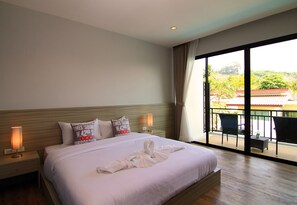 Superior Pool View with King Bed  | Caja fuerte, escritorio, espacio para trabajar con un portátil