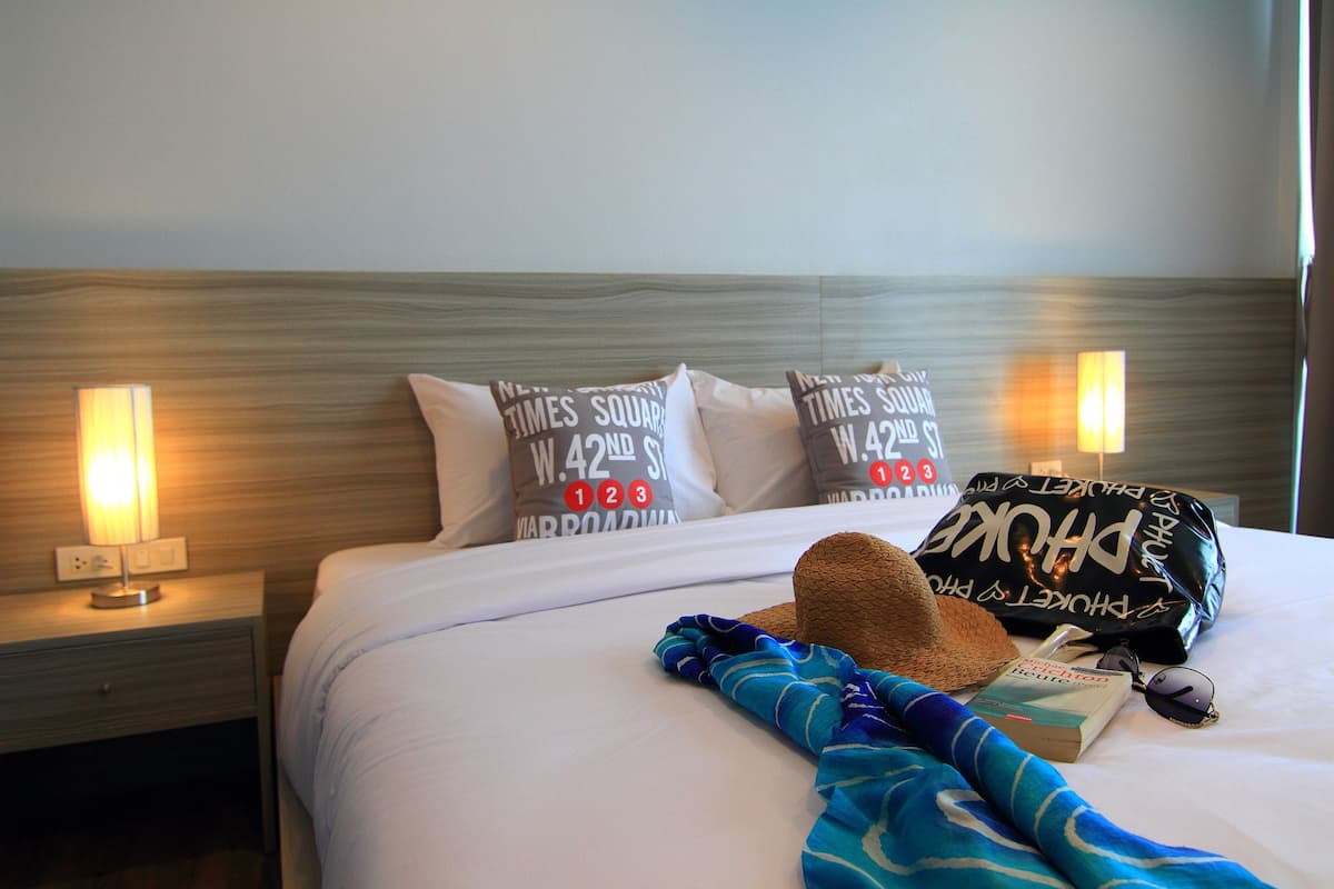 Superior Pool Access with King Bed | Zimmersafe, Schreibtisch, laptopgeeigneter Arbeitsplatz