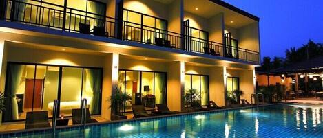 Una piscina al aire libre, tumbonas