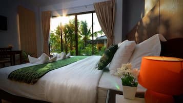 Deluxe Villa with King Bed | 房內夾萬、書桌、手提電腦工作空間、遮光窗簾/窗簾