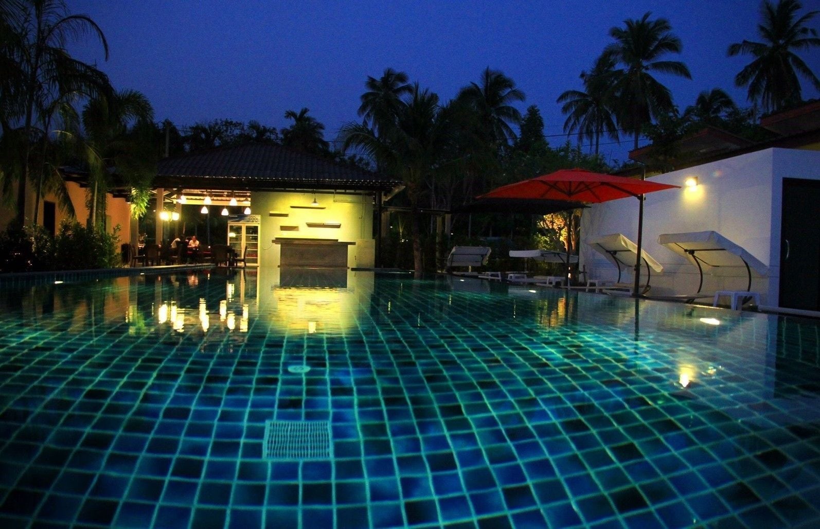 Piscine extérieure, chaises longues