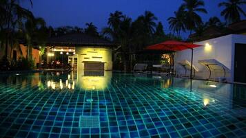 Outdoor pool, pool loungers