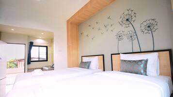 Habitación Deluxe, 2 camas individuales, balcón | Decoración personalizada, escritorio, wifi gratis y ropa de cama
