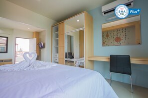 Deluxe Studio, 1 Katil Ratu (Queen), Balcony | Dihias secara berasingan, meja, Wi-fi percuma, cadar katil 
