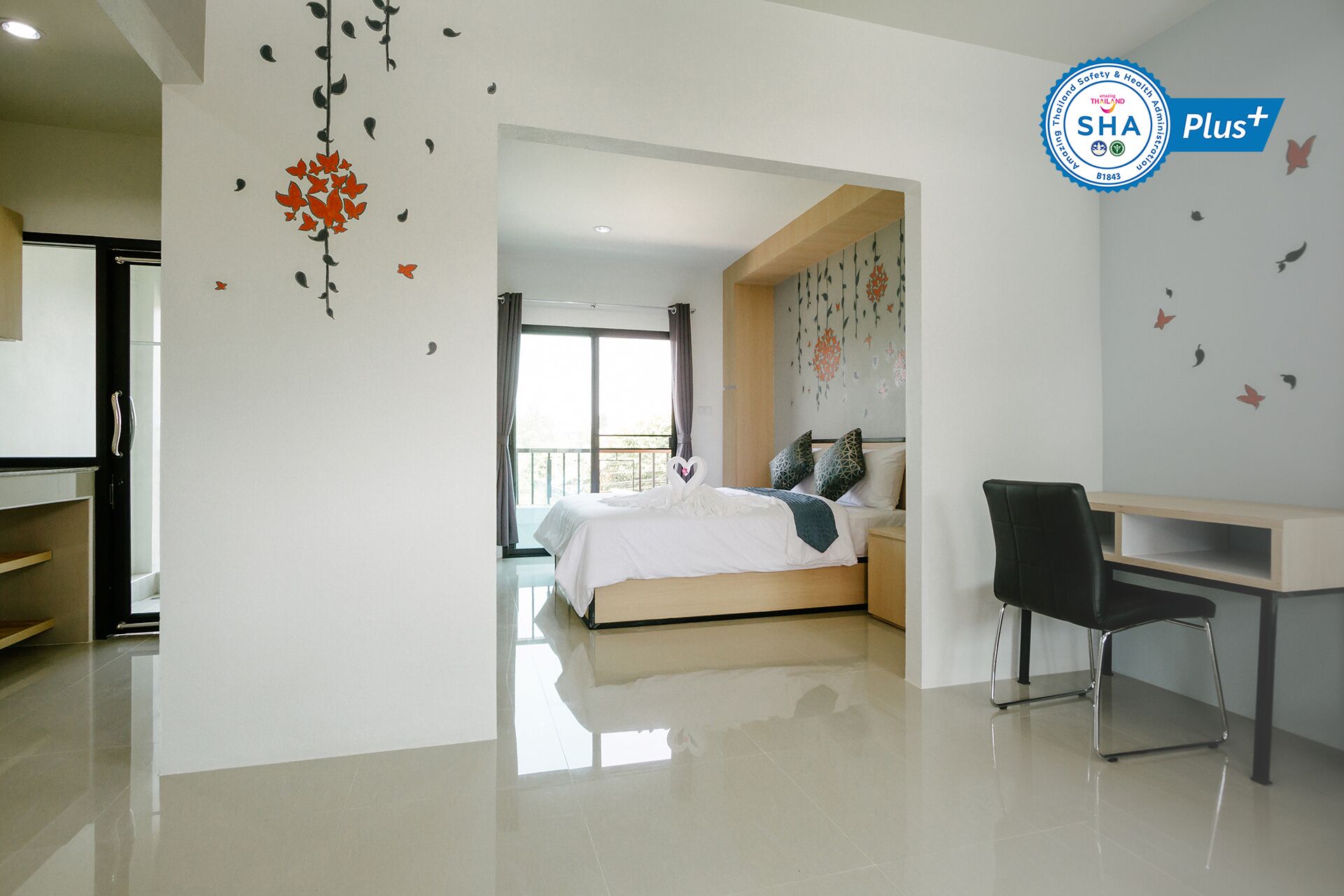 deluxe studio, 1 queen bed, balcony | 1 bedroom, individually decorated, desk, free wifi