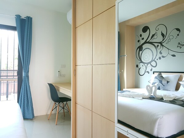 Deluxe Studio, 1 Queen Bed, Balcony