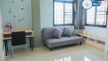 Deluxe Studio, 1 Queen Bed, Balcony | Individually decorated, desk, free WiFi, bed sheets