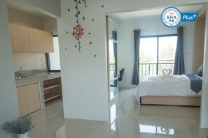 Deluxe Studio, 1 Katil Ratu (Queen), Balcony | Dihias secara berasingan, meja, Wi-fi percuma, cadar katil 