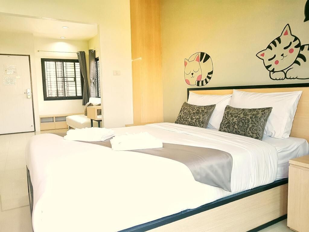 Decoración individual, escritorio, wifi gratis y ropa de cama