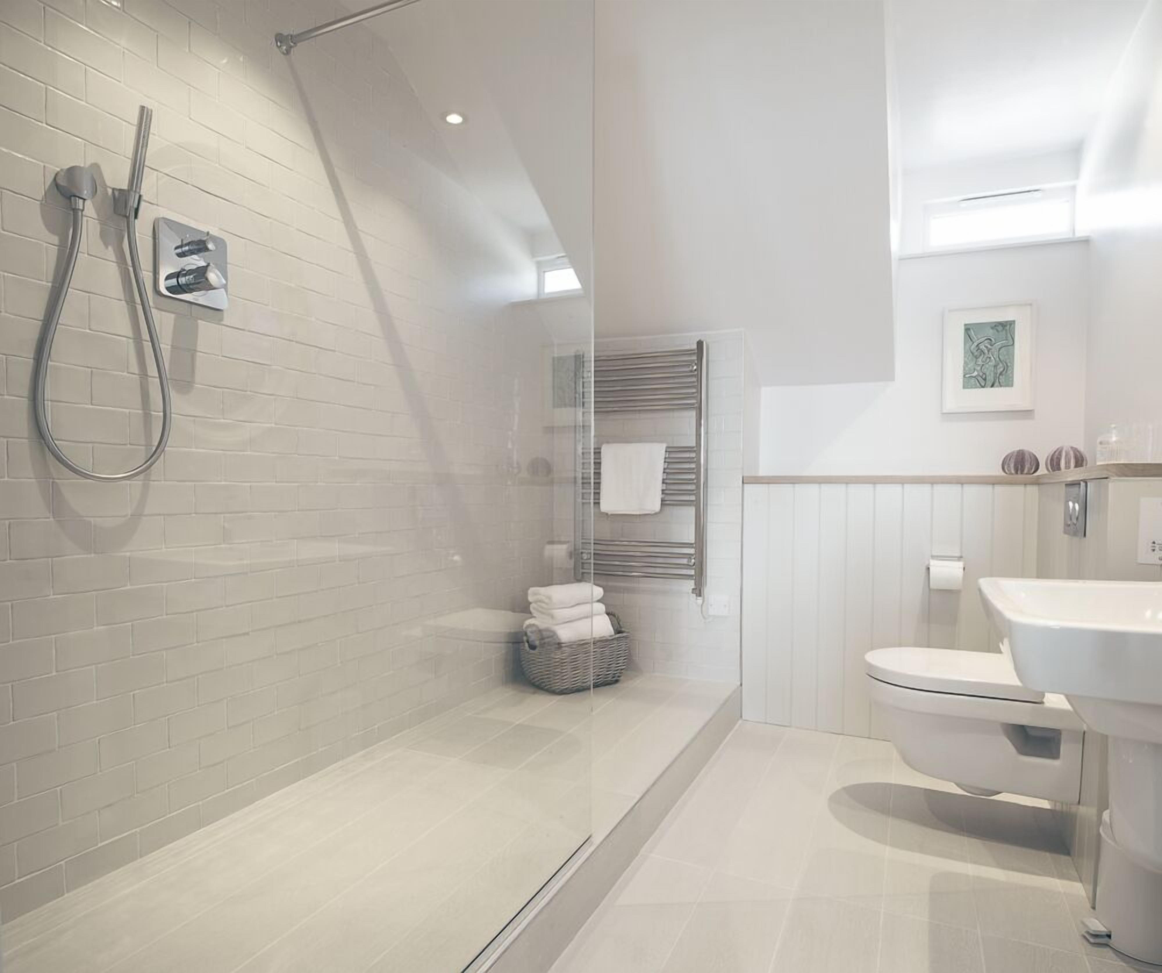 Superior tweepersoonskamer, uitzicht op haven, uitzicht op zee | Badkamer | Gratis toiletartikelen, badjassen, handdoeken