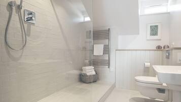 Superior tweepersoonskamer, uitzicht op haven, uitzicht op zee | Badkamer | Gratis toiletartikelen, badjassen, handdoeken