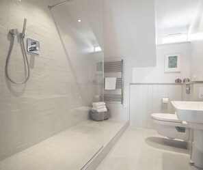 Superior Double Room, Harbor View, Sea Facing | Bathroom | Free toiletries, bathrobes, towels - St Mawes Hotel (Truro)